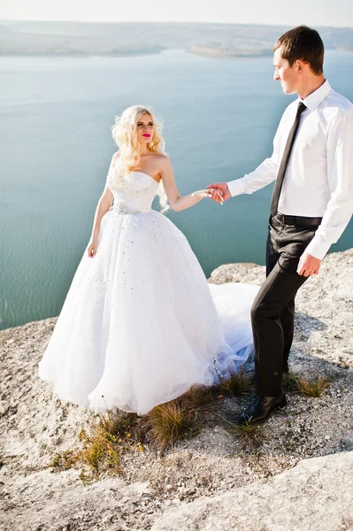 Charming bride and elegant groom on landscapes of mountains, wat — Stock fotografie