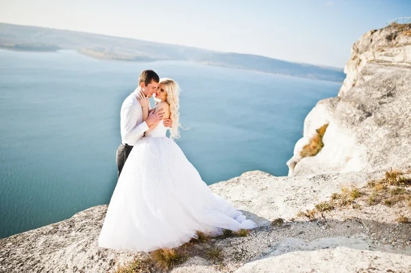 Charming bride and elegant groom on landscapes of mountains, wat — Stock Photo, Image