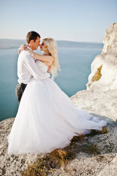 Charming bride and elegant groom on landscapes of mountains, wat — Stok fotoğraf