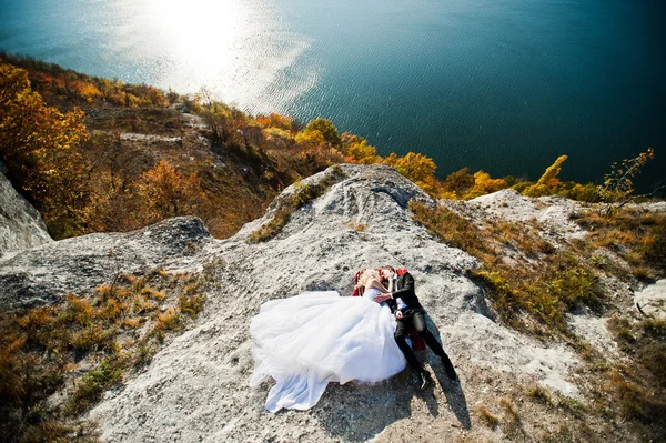 Charming bride and elegant groom on landscapes of mountains, lyi — 스톡 사진