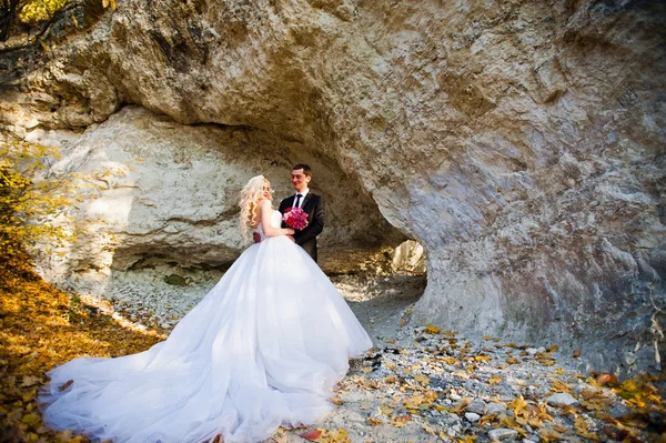 Обаятельная невеста и элегантный ухажер на ландшафтах гор, nea — стоковое фото