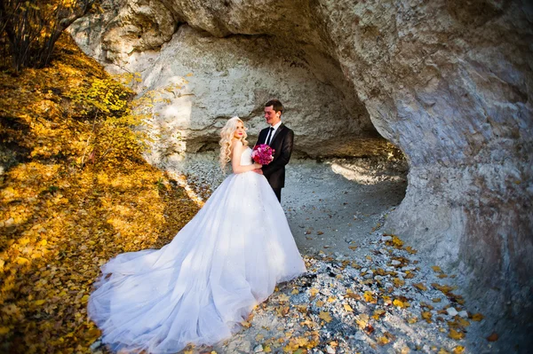 Mariée de charme et marié élégant sur les paysages de montagnes, nea — Photo