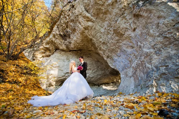 Обаятельная невеста и элегантный ухажер на ландшафтах гор, nea — стоковое фото