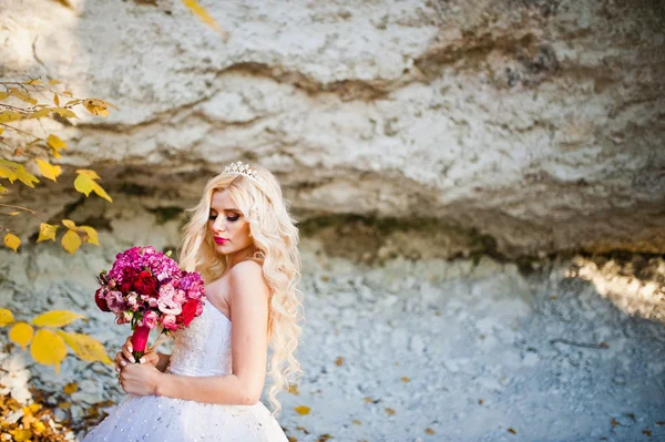 Affascinante sposa bionda su paesaggi di montagne, vicino grotta arguzia — Foto Stock