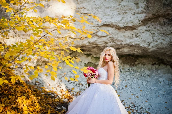 Encantadora novia rubia en paisajes de montañas, cerca de la cueva ingenio — Foto de Stock