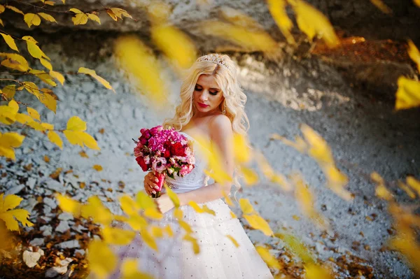 Encantadora novia rubia en paisajes de montañas, cerca de la cueva ingenio —  Fotos de Stock