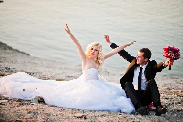 Charmante Braut und eleganter Bräutigam in der Landschaft der Berge und — Stockfoto