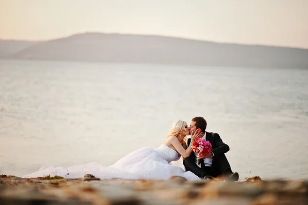 Sposa affascinante e sposo elegante su paesaggi di montagne e — Foto Stock