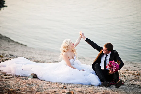 Sposa affascinante e sposo elegante su paesaggi di montagne e — Foto Stock