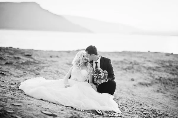 Mariée charmante et marié élégant sur les paysages de montagnes et — Photo