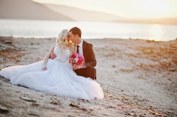 Sposa affascinante e sposo elegante su paesaggi di montagne e — Foto Stock