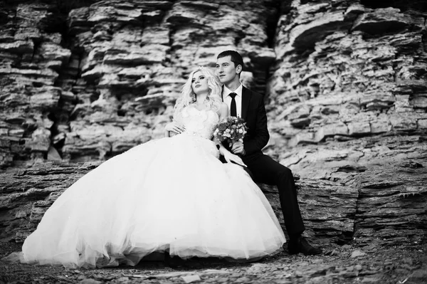 Bájos menyasszony és elegáns vőlegény a hegyek tájak és — Stock Fotó