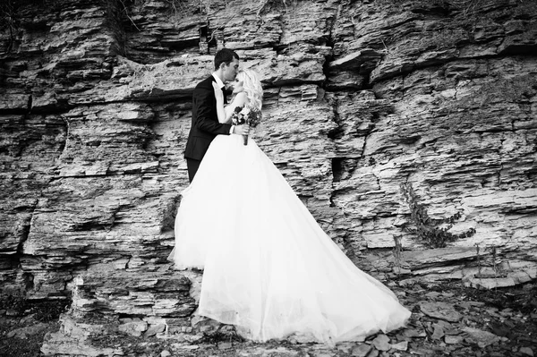 Noiva encantadora e noivo elegante em paisagens de montanhas e — Fotografia de Stock