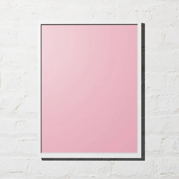 3D tuval beyaz tuğla bir duvarda sergileniyor