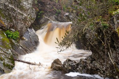 Bruar Şelalesinin küçük bir kısmının uzun süre açıkta kalması