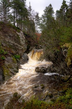 Bruar Şelalesi 'nden hemen önce küçük bir şelale.