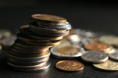 Siyah arka planda bir sürü bozuk para var. Yakın plan.