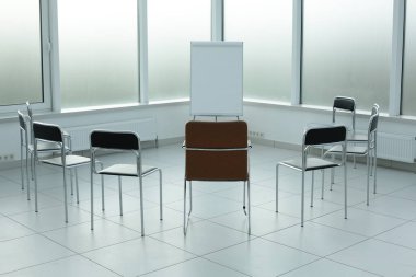 Parlak bir iş yerinde dönen şezlonglar