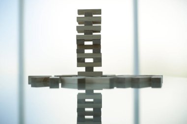 Ofisteki cam masada Wood Jenga