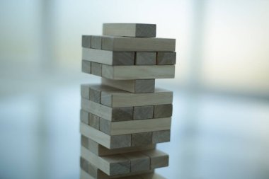 El, masa oyunu. Ofisteki cam bir masada tahta parmaklıklar.