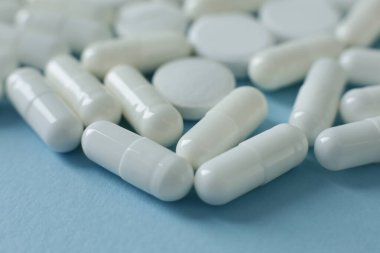 Mavi arka planda beyaz haplar