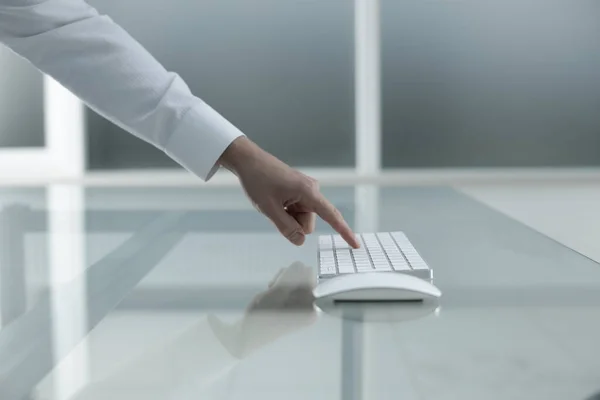 Ofisteki klavyede adamın elleri daktilo çalıyor.