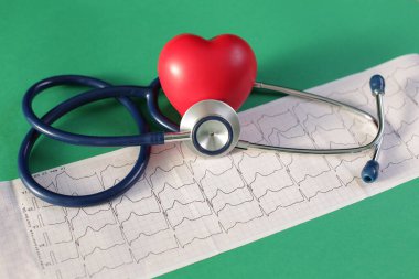 Yeşil arka planda kardiyogram tıbbi steteskop kalbi.