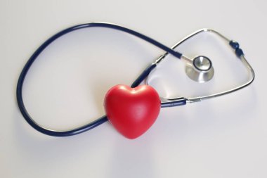 Beyaz arka planda Tıbbi Steteskop Kalbi