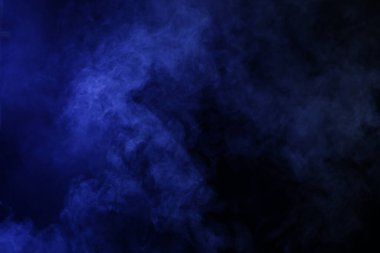 Siyah arka planda mor renkli duman.