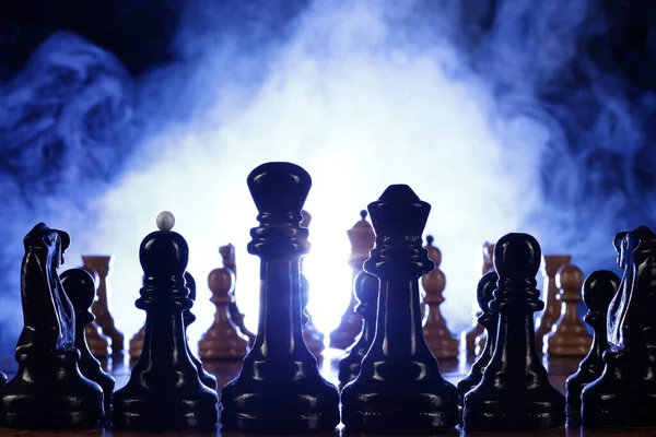 체스는 보드게임이야 어두운 배경에 나무토막들을 놓아두라 — 스톡 사진