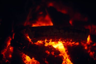 Şöminede ateş yanar, ısınmak için ateş. Şöminede yanan kütükler