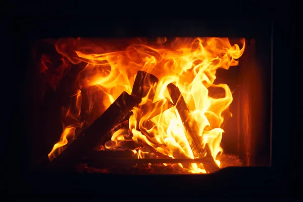 暖炉の火、暖かい保つための火。暖炉で燃える丸太 — ストック写真
