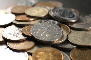 Siyah arkaplanda çok para var