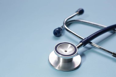 Mavi arka planda mavi tıbbi steteskop. Yakın plan.