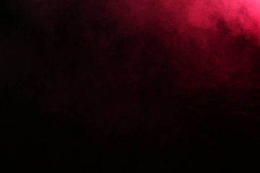 Siyah arkaplanda kırmızı ışıkta duman