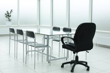 Ofisteki siyah sandalyeler cam masa