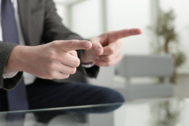 Yönetici ofiste çalışıyor. Olumlu müzakere kavramı