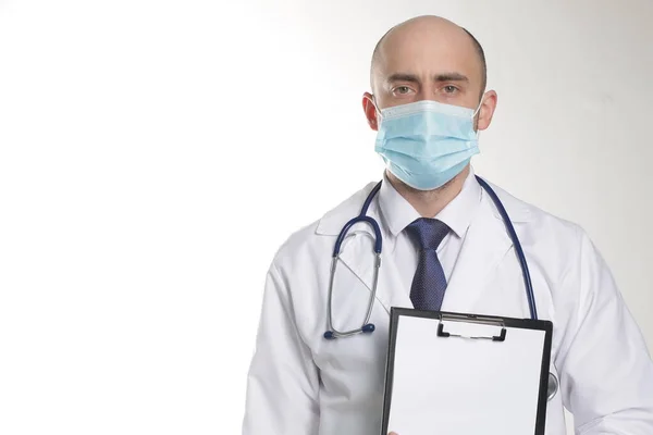 Maradj itthon miattunk. Photo of family doctor vizsgálata betegek virológus járvány kopás védő maszk fehér labor kabát kék nyakkendő izolált fehér háttér — Stock Fotó