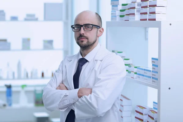 Il farmacista sta lavorando. Uomo con uniforme medica speciale situato in farmacia. — Foto Stock