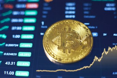 Altın bitcoin para tablet ekranda yatıyor, bu da kripto para birimindeki değişiklikleri gösterir.