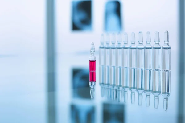 Viales de vacunas sobre mesa de vidrio en clínicas —  Fotos de Stock
