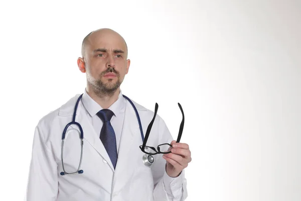 Médico con estetoscopio médico y gafas aisladas sobre fondo blanco — Foto de Stock