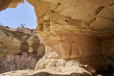Güvercin Vadisi. Dağlar. Mağara. Eski Antik Şehir. Türkiye Cumhuriyeti