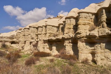 Güvercin Vadisi. Dağlar. Mağara. Eski Antik Şehir. Türkiye Cumhuriyeti