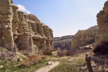 Güvercin Vadisi. Dağlar. Mağara. Eski Antik Şehir. Türkiye Cumhuriyeti