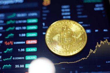 Altın bitcoin para tablet ekranda duruyor, bu da seni gösteriyor.