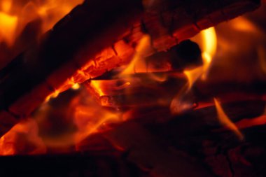 Şöminede ateş yanar, ısınmak için ateş. Odunlar yanıyor