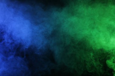 Sihirli duman mavi yeşil ışıkta siyah arkaplanda