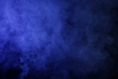 Siyah arka planda mor renkli sihirli duman.