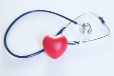 Beyaz arka planda tıbbi steteskop ve kalp.